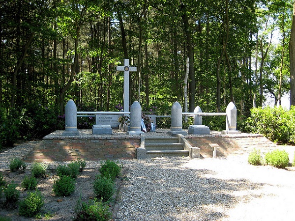 Wethouder Schenk onthult bord bij oorlogsmonument