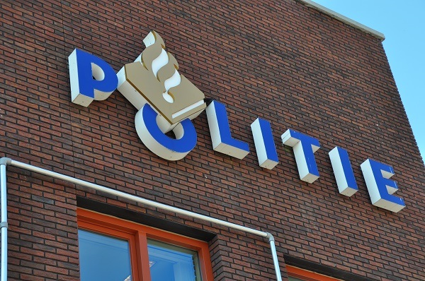 Vuurwapen en drugs gevonden in woning in Roosendaal