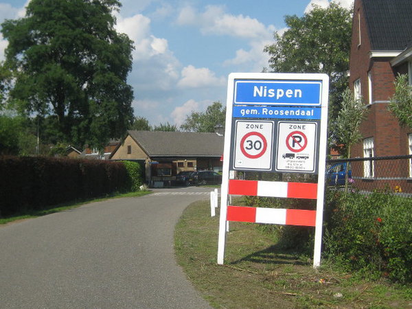 Inwoners in Nispen stellen hun garage open tijdens eerste garagesale