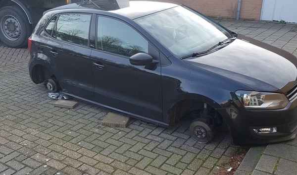 Drie gestolen wielen teruggevonden onder andere auto