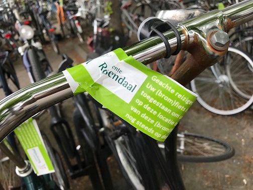 Kapotte en verkeerd geplaatste fietsen op Stationsplein worden geruimd
