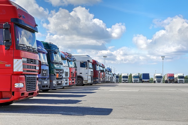 Acht illegale vrachtwagen­chauffeurs aangetroffen bij controle in Moerdijk