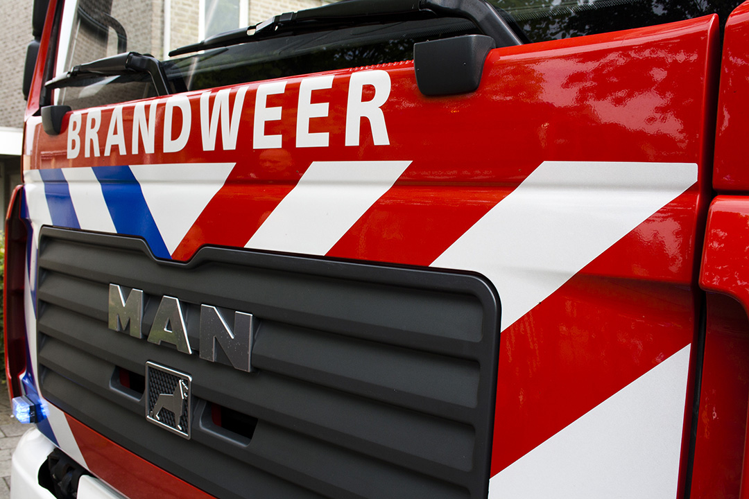 Auto vliegt in brand langs snelweg, flinke file op A58