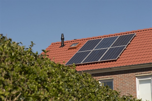 Tholen stelt nieuwe regels in voor zonnepanelen binnen kernen, melding of vergunning vereist