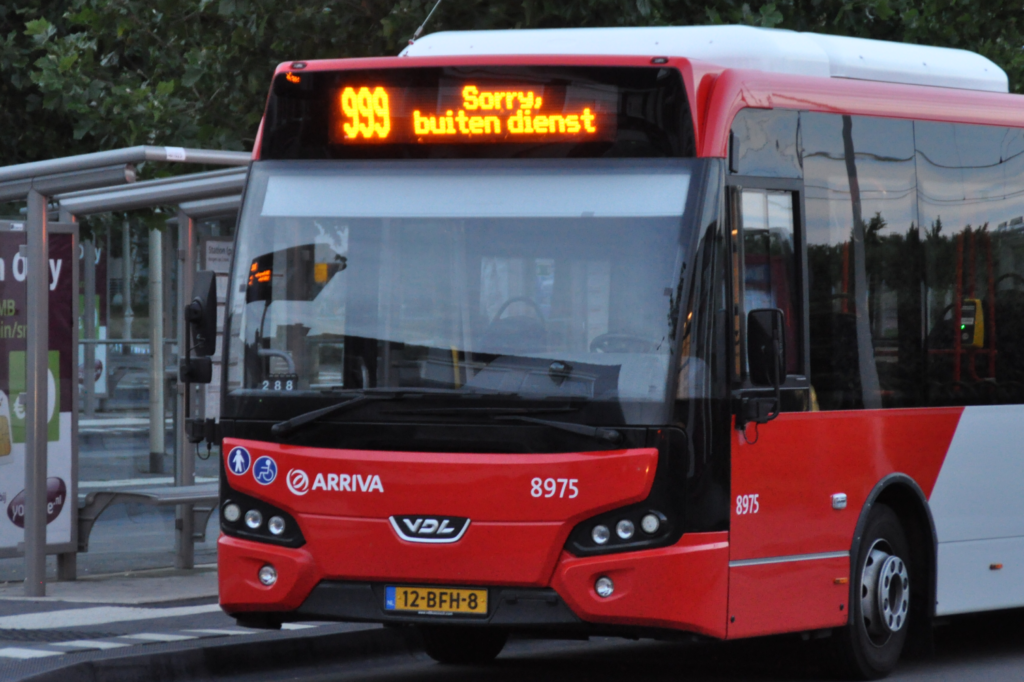 Tóch met de borrelbus naar Putte: gemeente brengt carnavalvierders veilig thuis
