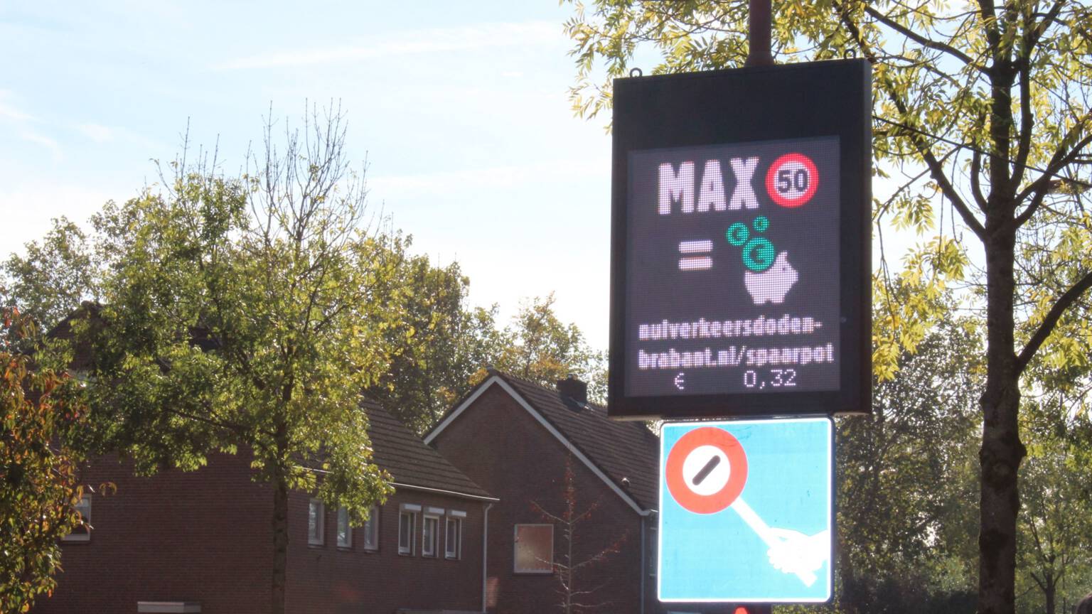 Moerstraten wil geen drempels of wegversmalling maar een snelheidsmeterspaarpot