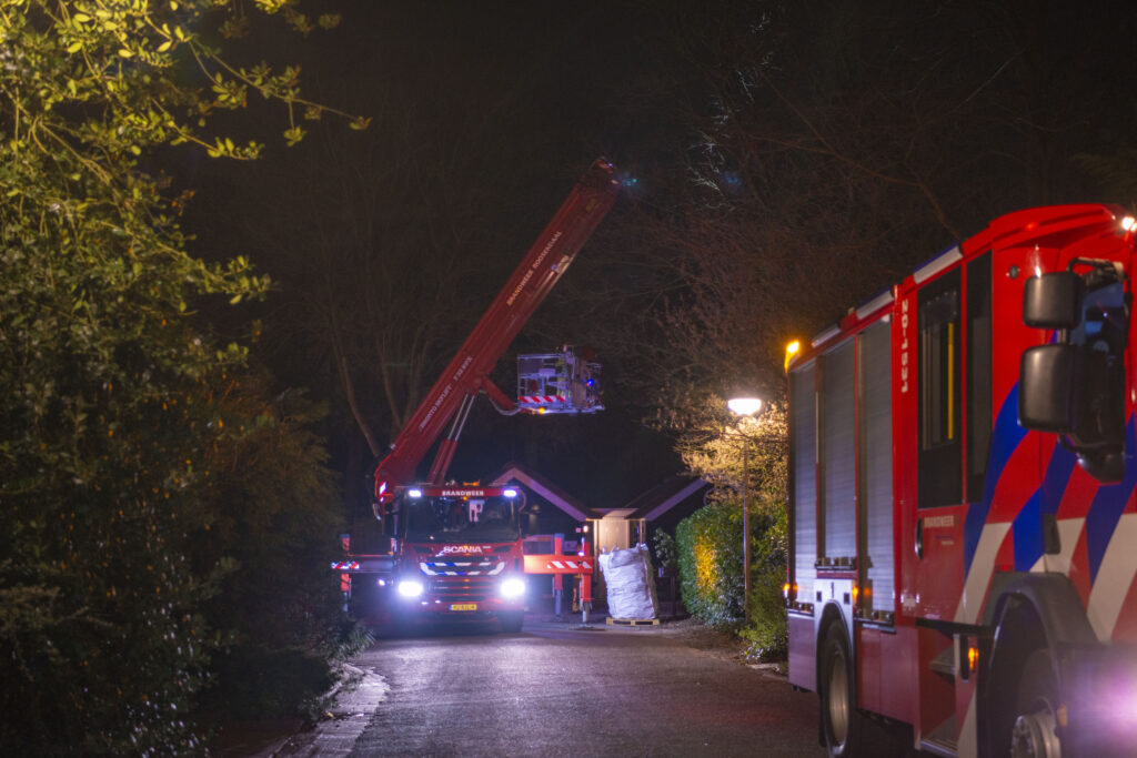Schoorsteenbrand bij woning in Halsteren opgeschaald naar middelbrand.