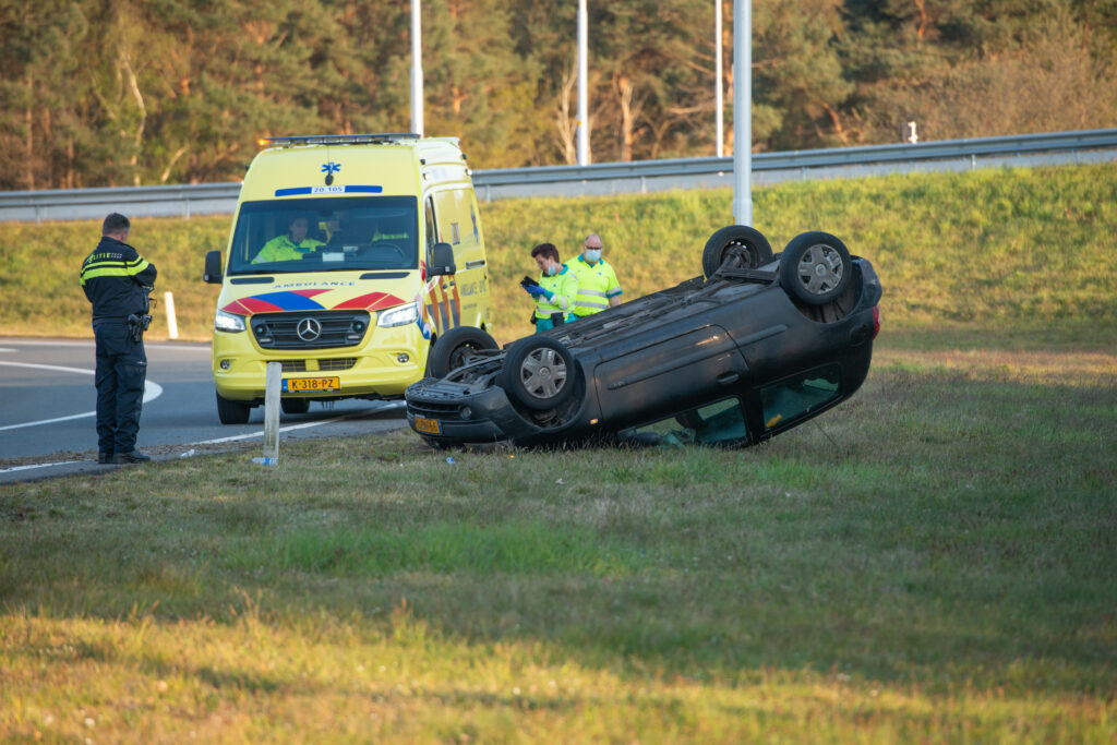 Auto na ongeval ondersteboven op afrit A58 bij Bergen op Zoom