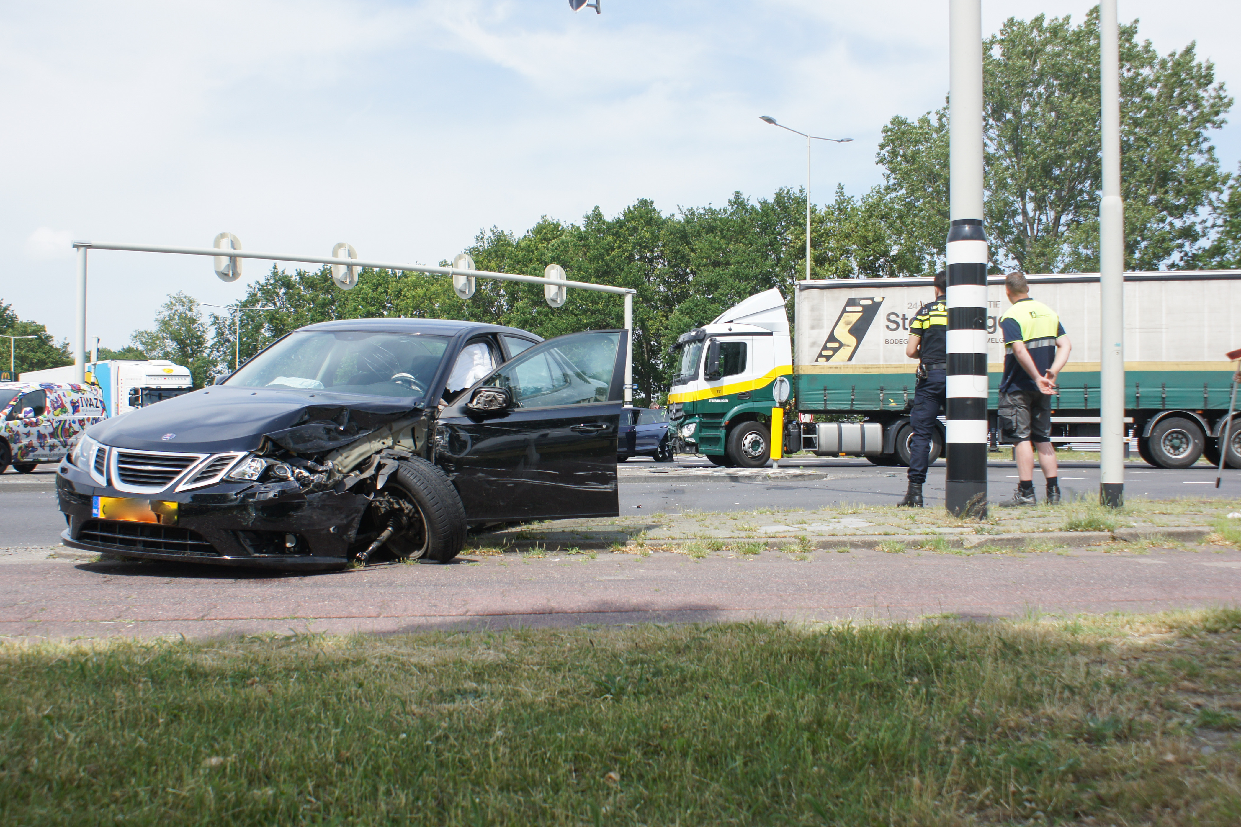 auto en vrachtwagen botsen in bergen op zoom bestuurder onderzocht
