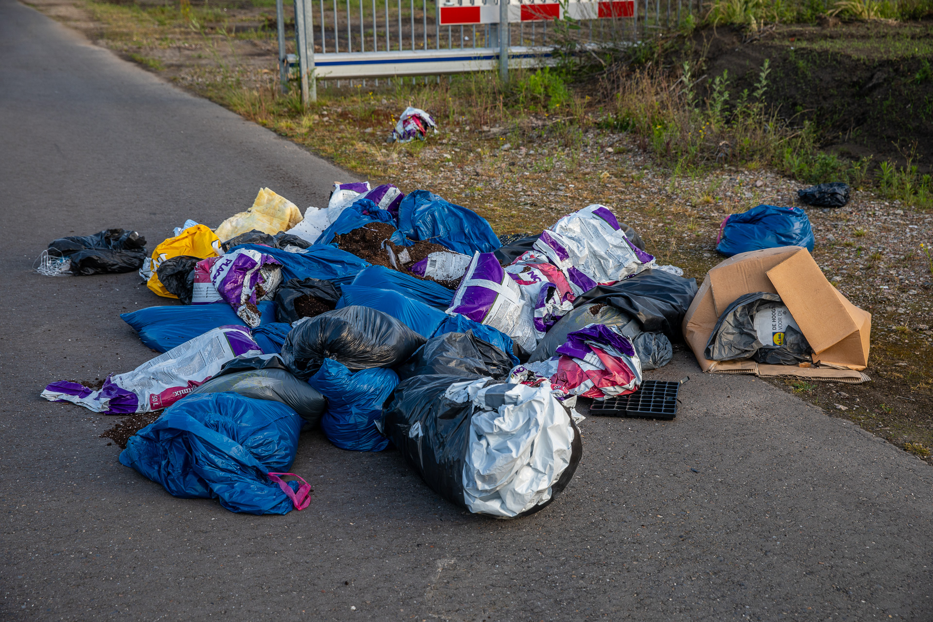Afvaldumping in Roosendaal lijkt op afval uit hennepkwekerij