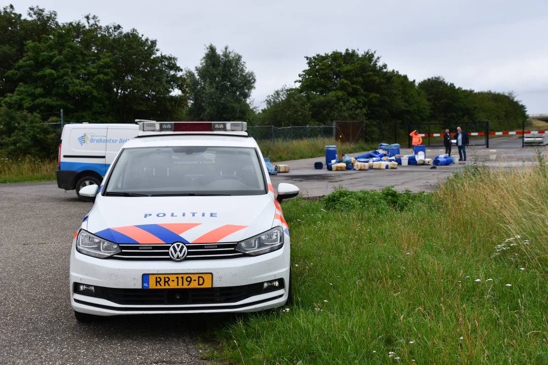 ‘Tientallen vaten drugsafval’ aangetroffen op Oude Dijk bij Nieuw-Vossemeer