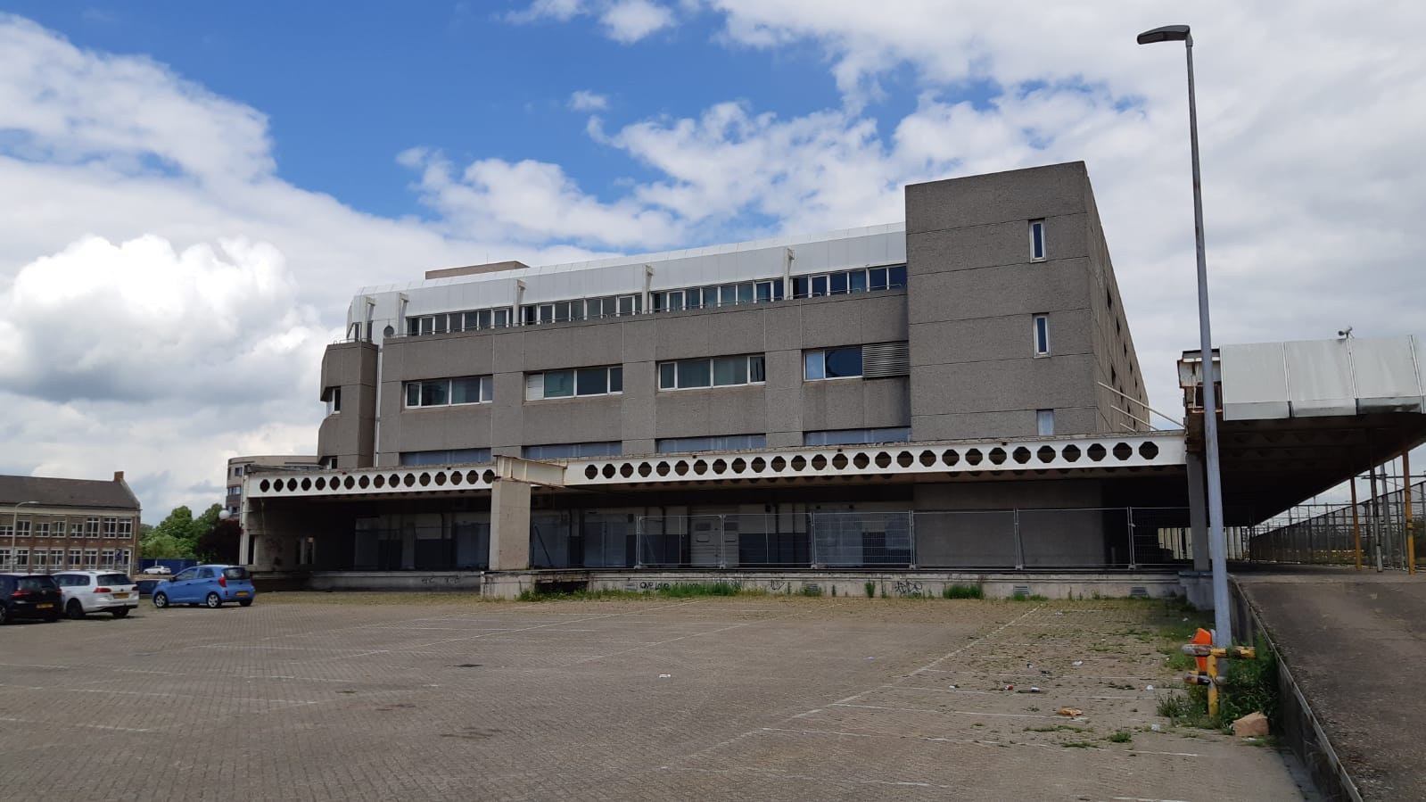 Aannemer trok kabels verlichting EKP-gebouw kapot: gemeente gaat schade herstellen