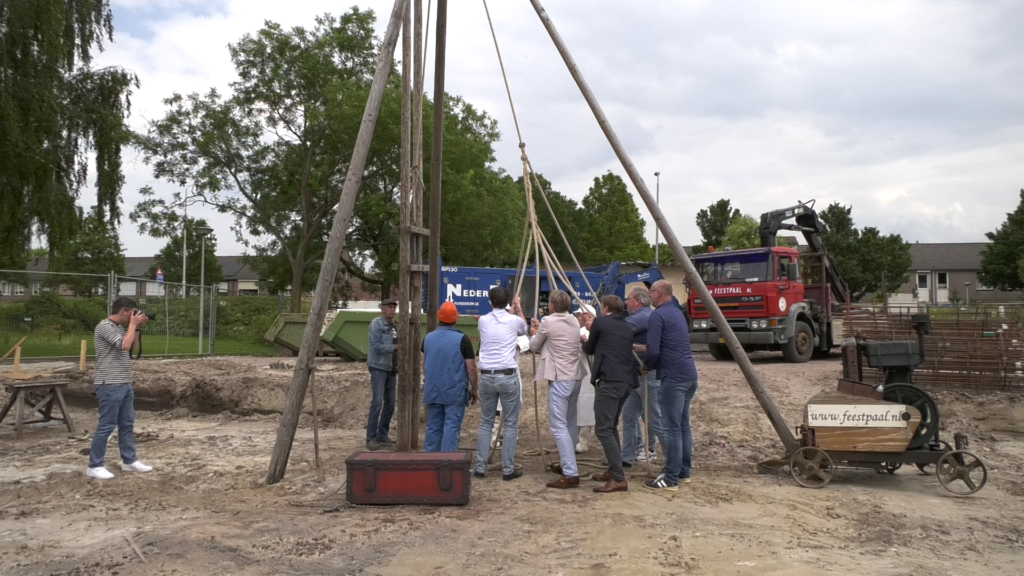 Tolberg krijgt modern winkelcentrum, eerste paal de grond ingeslagen