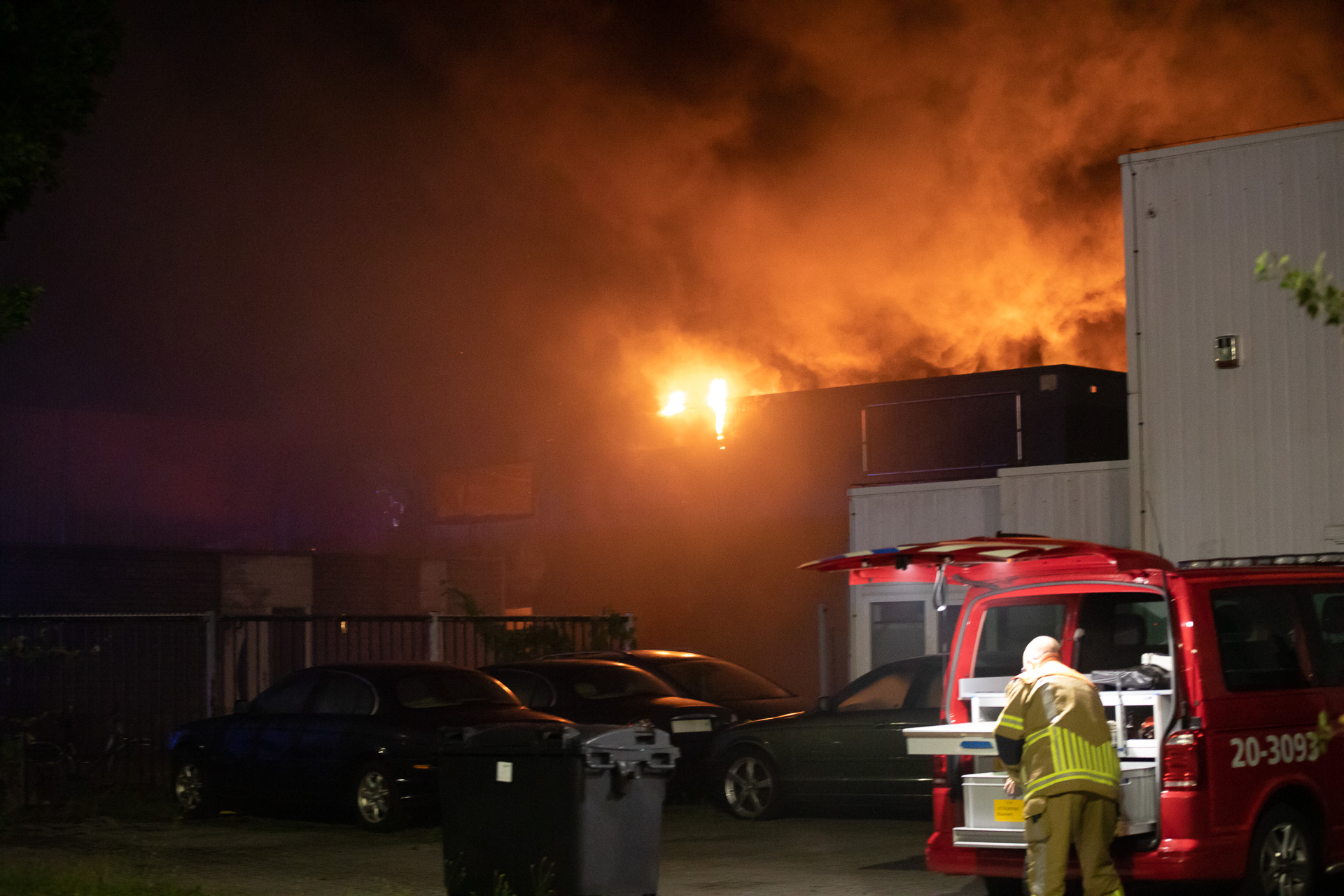 Uitslaande brand richt grote schade aan in bedrijfspand.