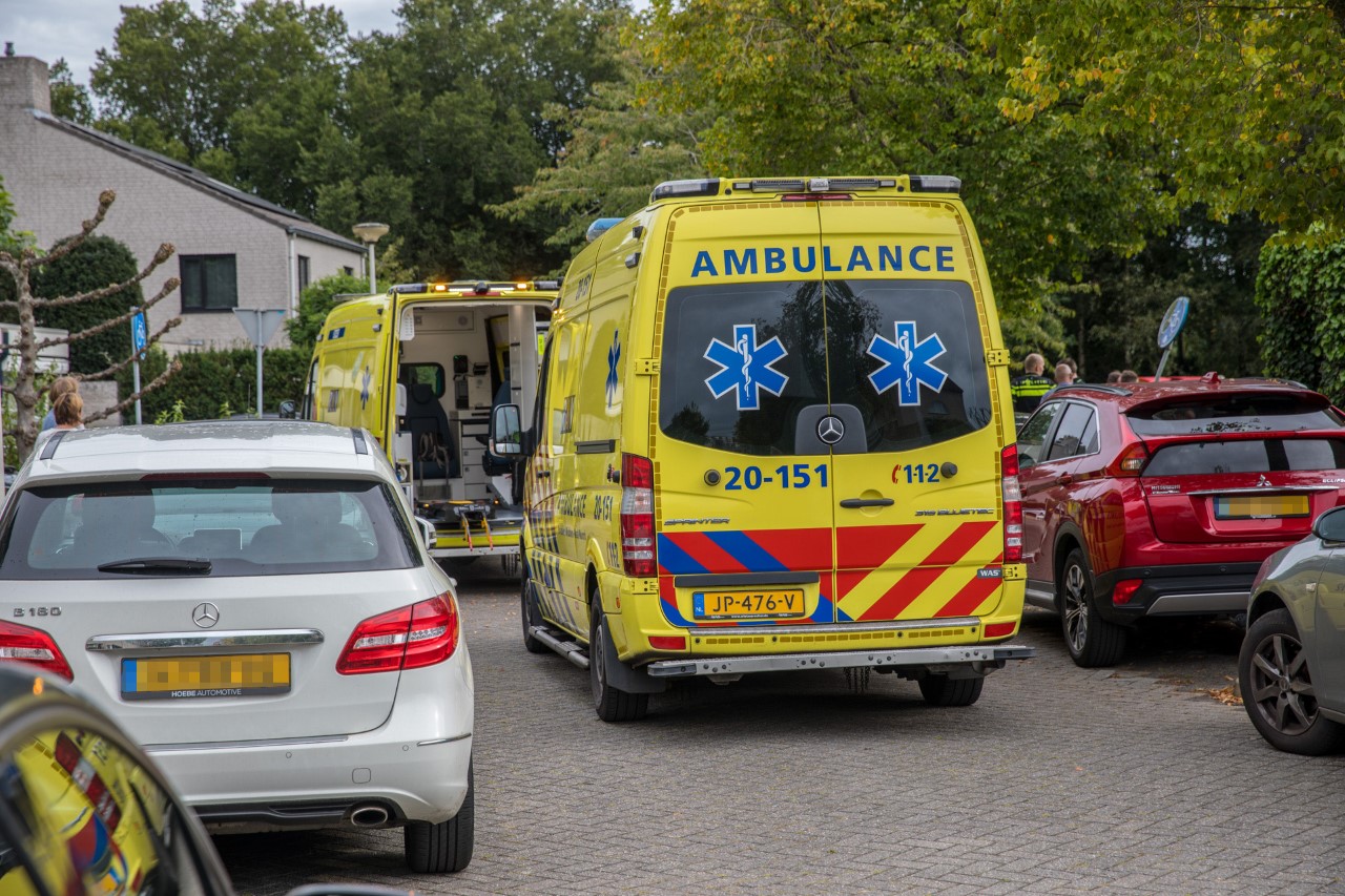 Twee lichtgewonden na botsing met snorscooters in Roosendaal