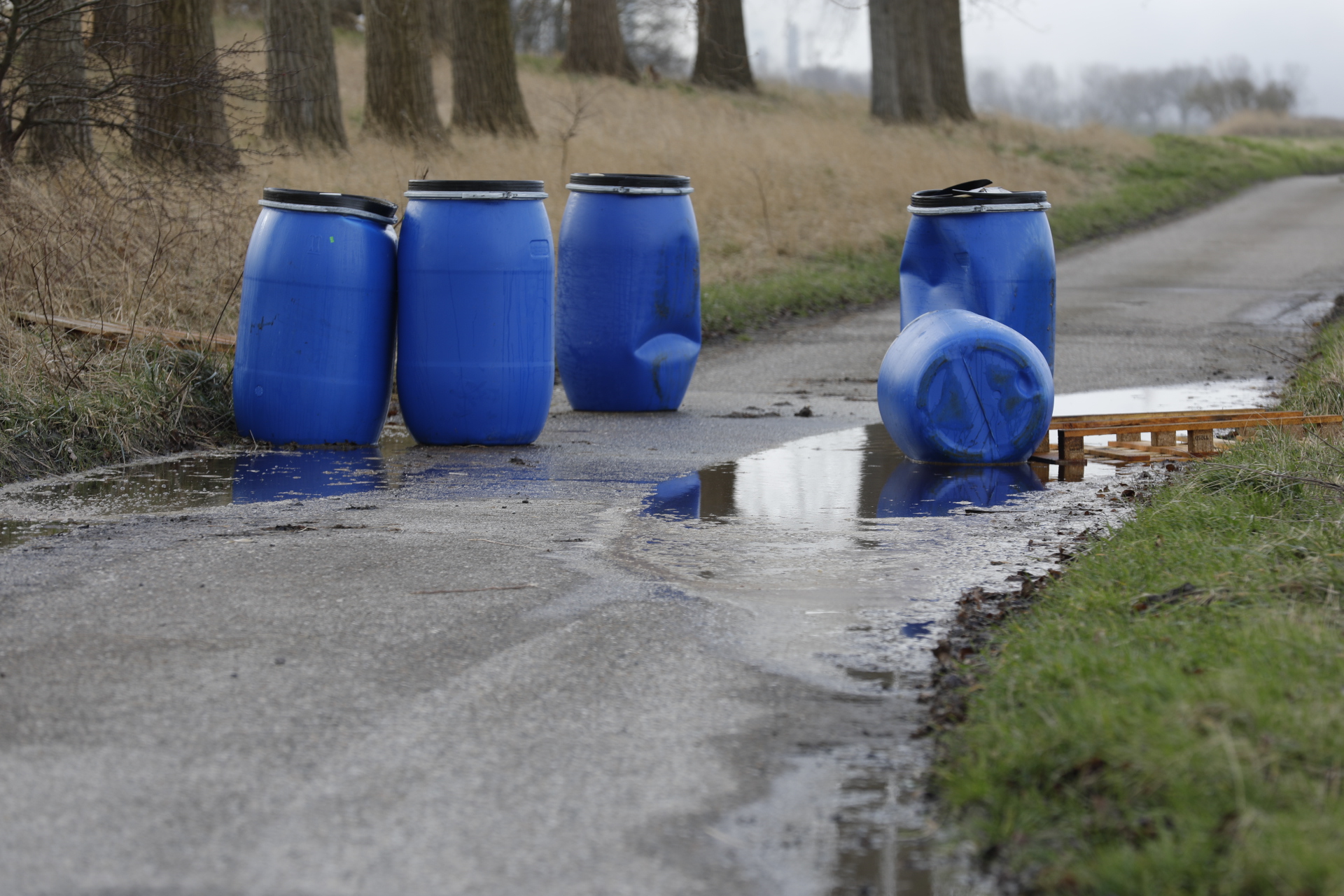 Roosendaalse Lijst uit zorgen om vrachtwagentrailers vol drugsafval bij Nispen