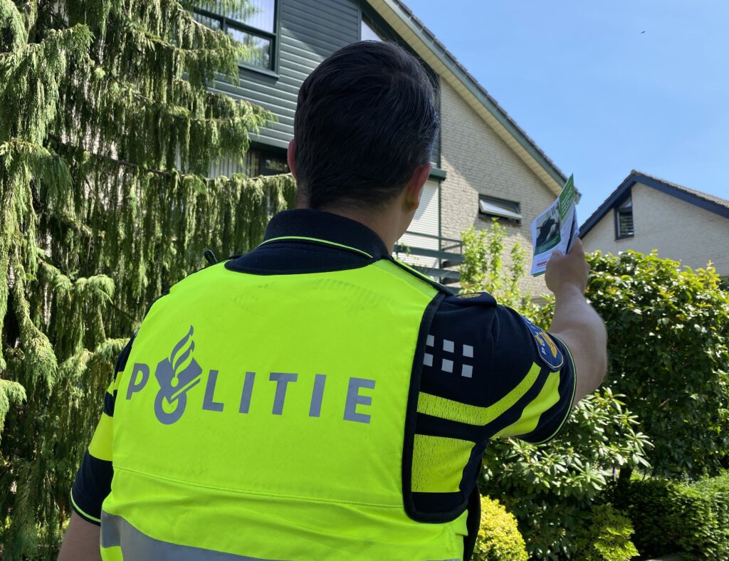 Roosendaalse wijkagent wurmt zich door keukenraam: ‘Inbreker binnen 30 seconden binnen’