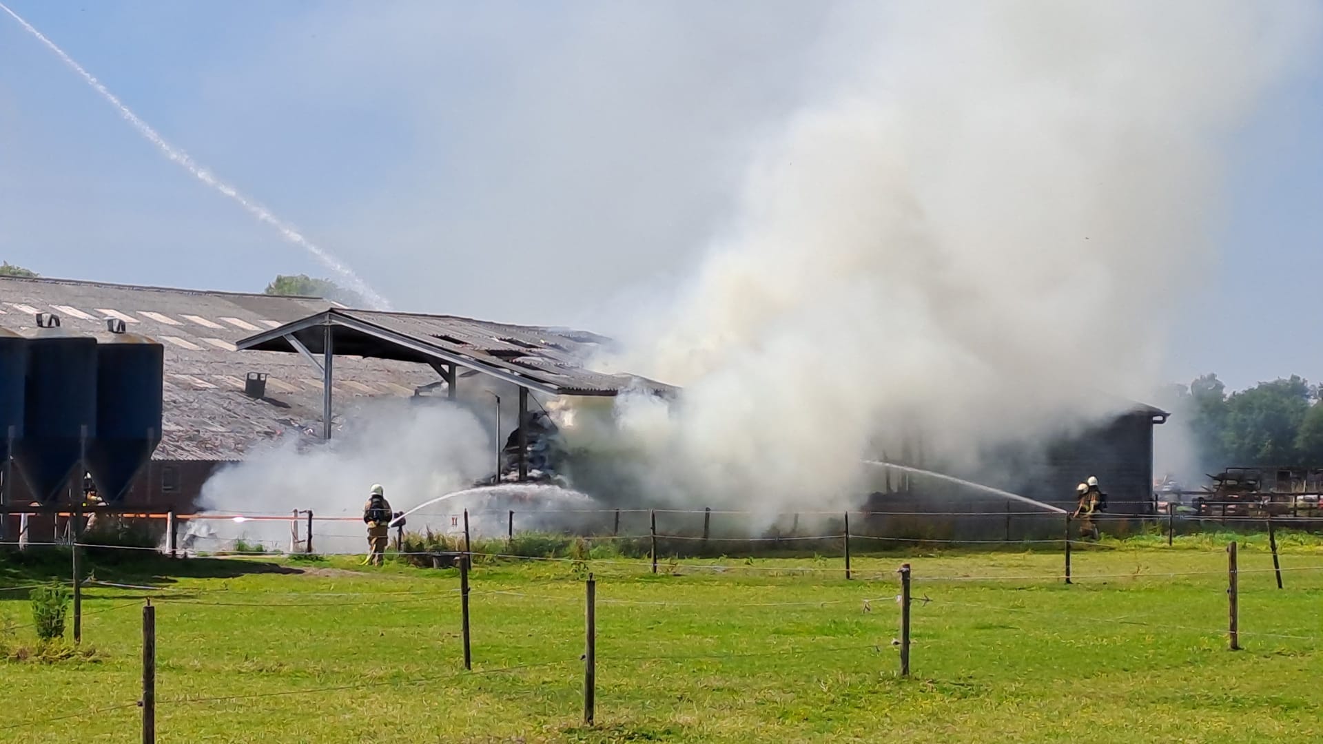 Asbest vrijgekomen bij grote brand in loods van manege in Wouwse Plantage