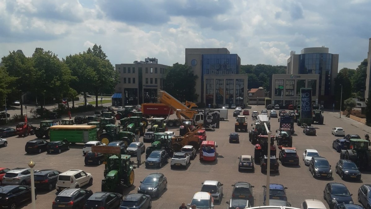 Geparkeerde trekkers op Plein XIII.