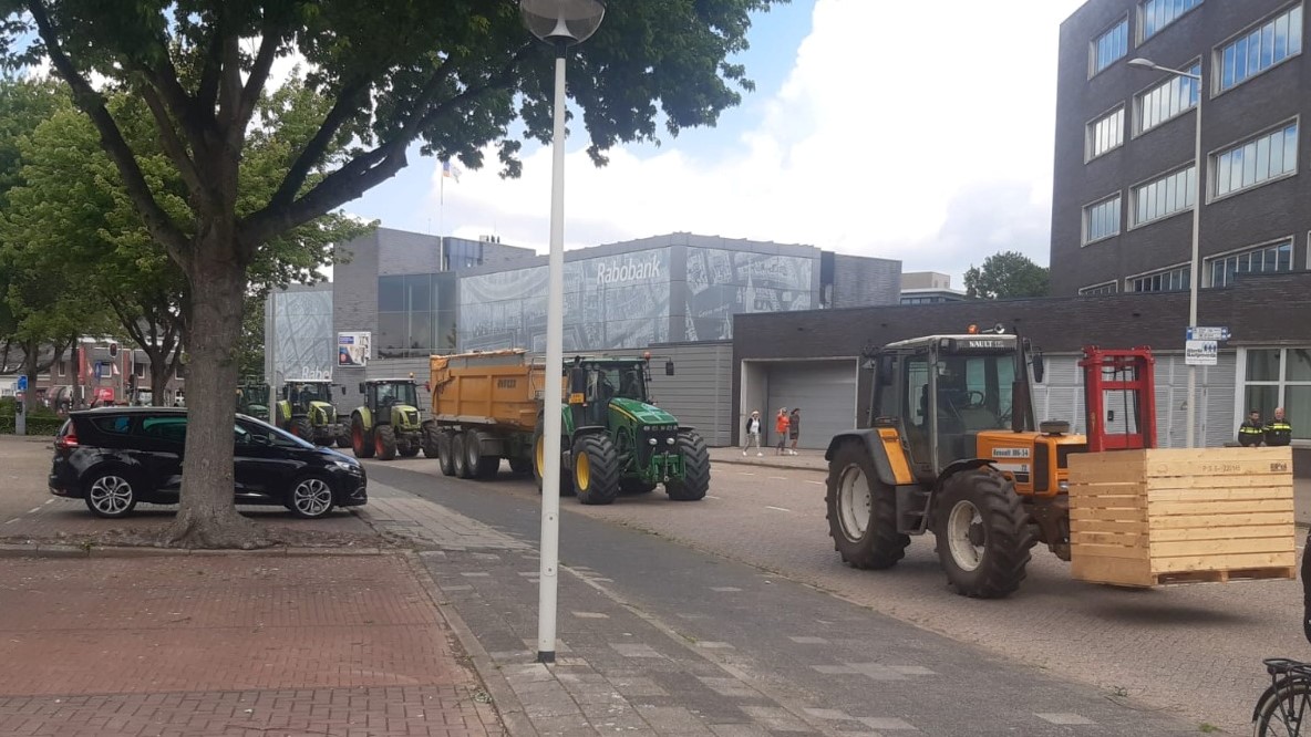 Protesterende boeren rijden langs het stadskantoor, over de Jacob Obrechtlaan.