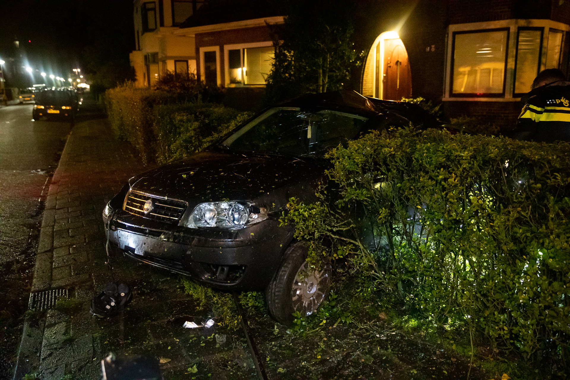 Auto belandt in voortuin van huis in Roosendaal, twee gewonden