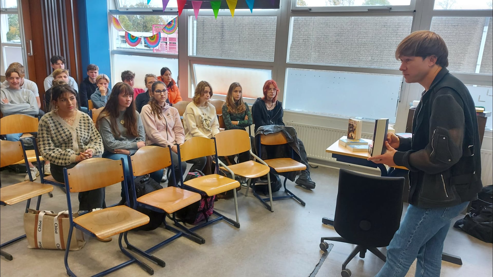 Schrijver Thomas Olde Heuvelt inspireert Roosendaalse scholieren met