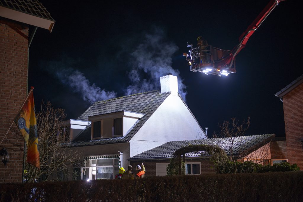 Brand in dak van woning Lepelstraat zorgt voor veel rook