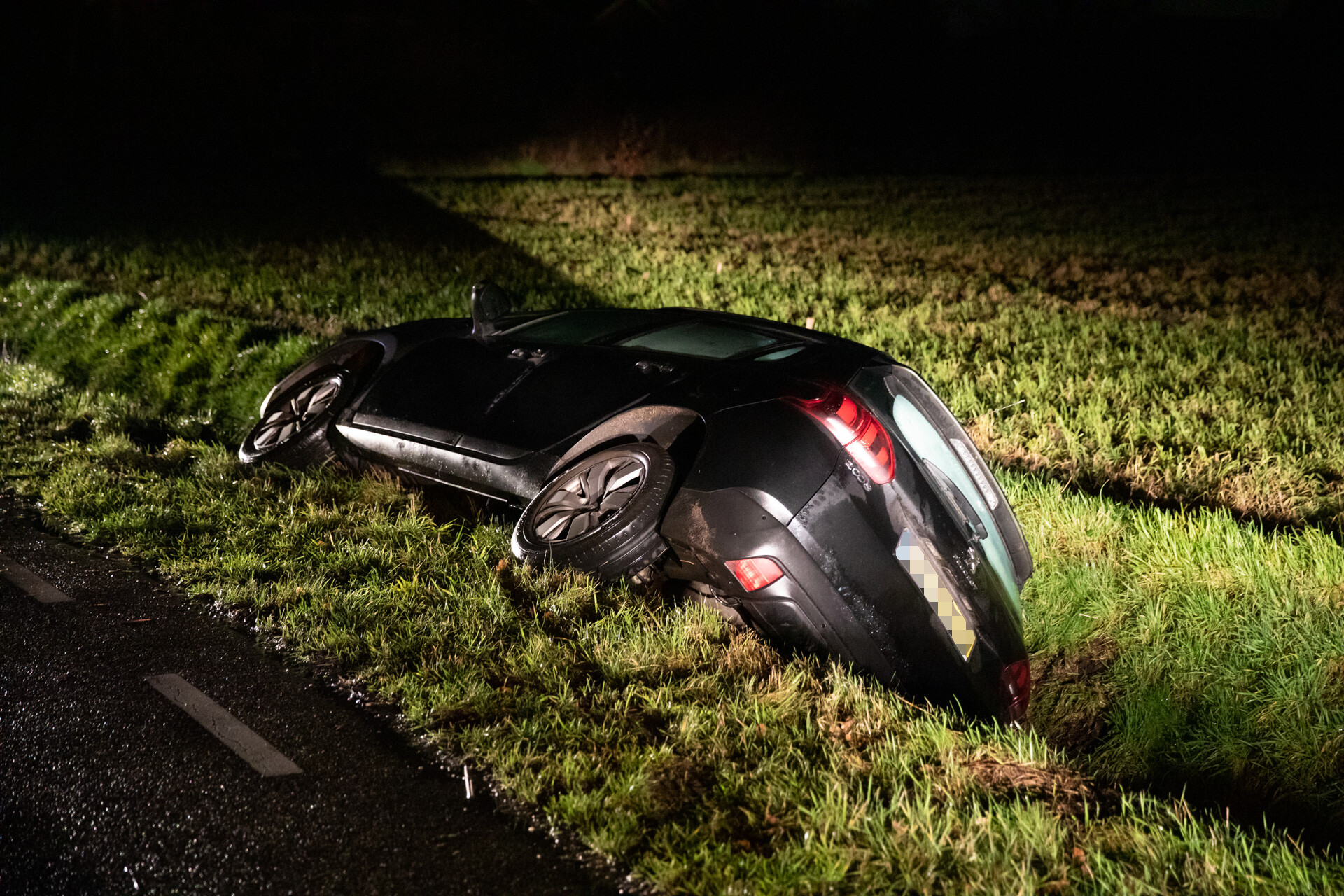 Automobilist komt in sloot in Moerstraten terecht
