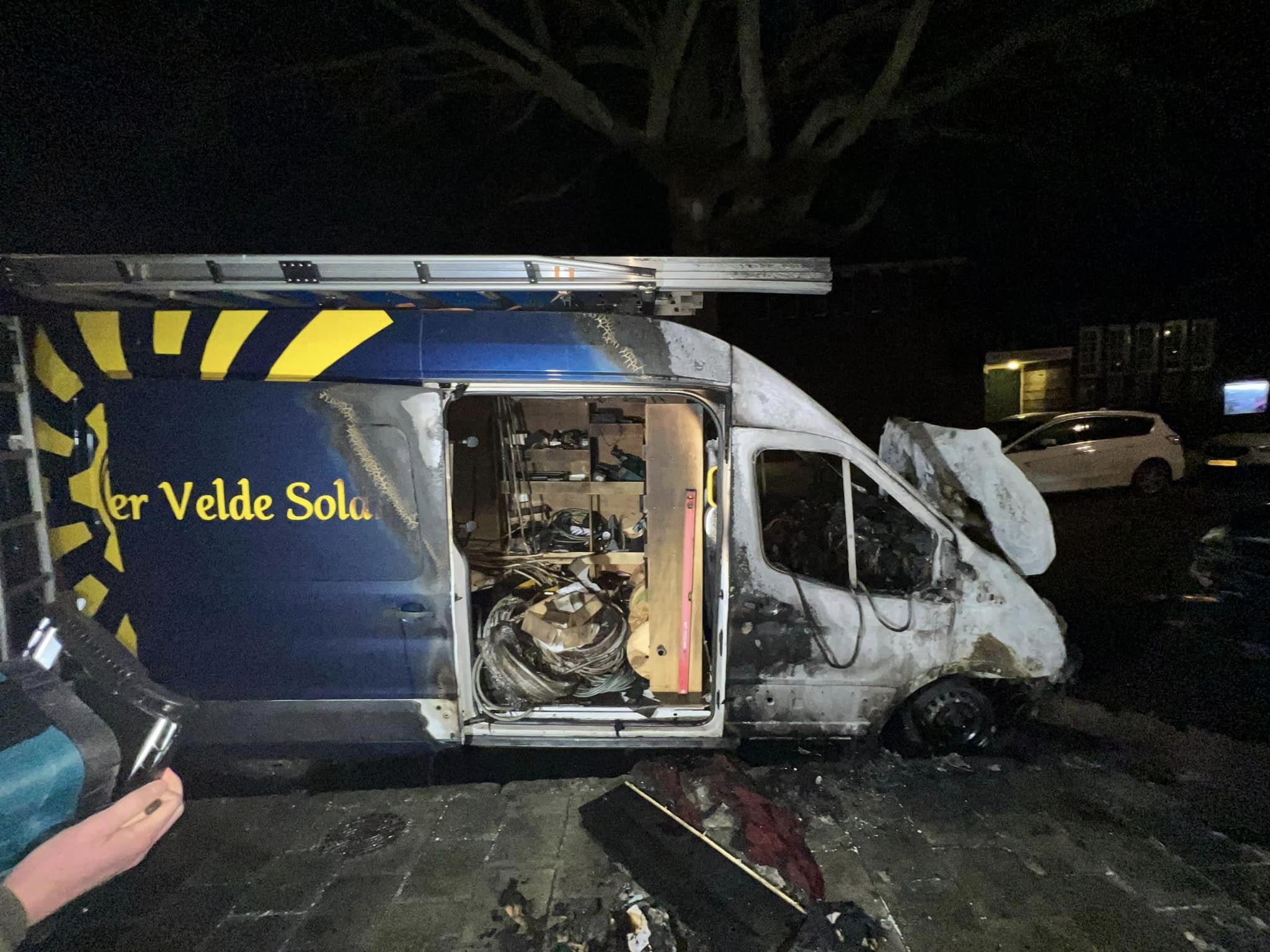Bedrijfsbus van Niek fikte af en daarom looft hij tienduizend euro uit voor gouden tip