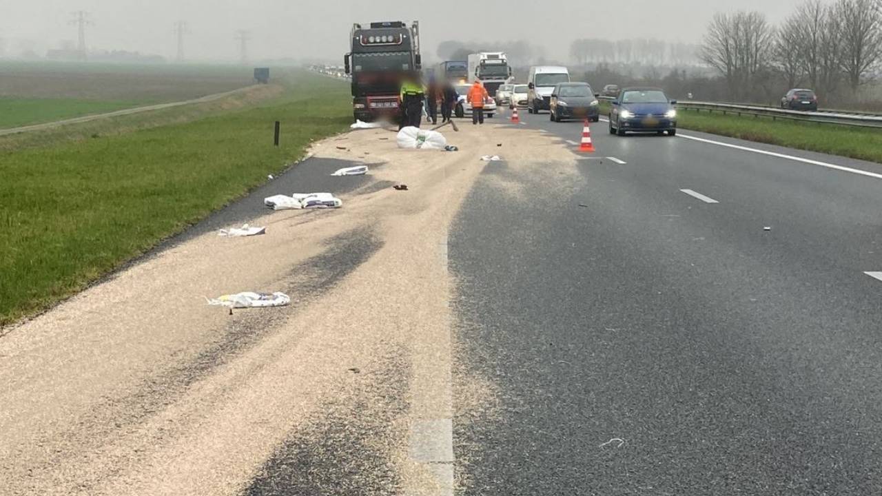Problemen op A58 richting Bergen op Zoom door rommel op de weg