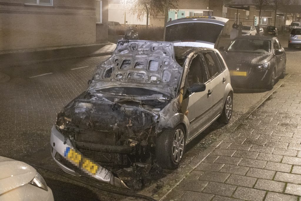 Auto in brand in Bergen op Zoom; vermoedelijk kortsluiting