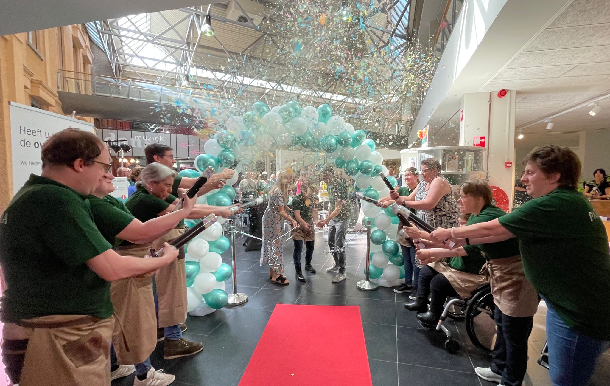 Feestelijke opening van nieuwe lunchroom Parrotia Plaza in Roosendaal