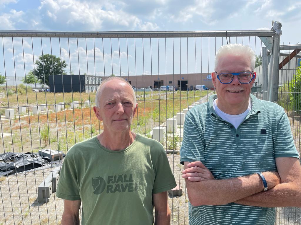 Mart Reijman (GroenLinks) en Wilbert Brouwers (VLP) bij de containerunits aan de Atoomweg in Roosendaal