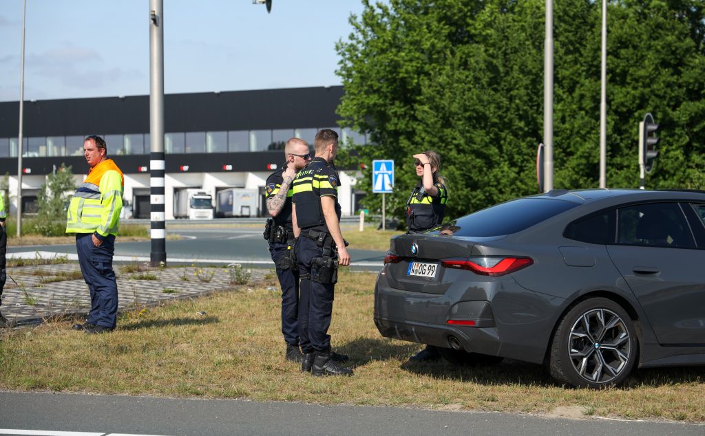 Gewonde bij ongeval oprit A17 OudGastel, Duitse auto uitgebreid onderzocht