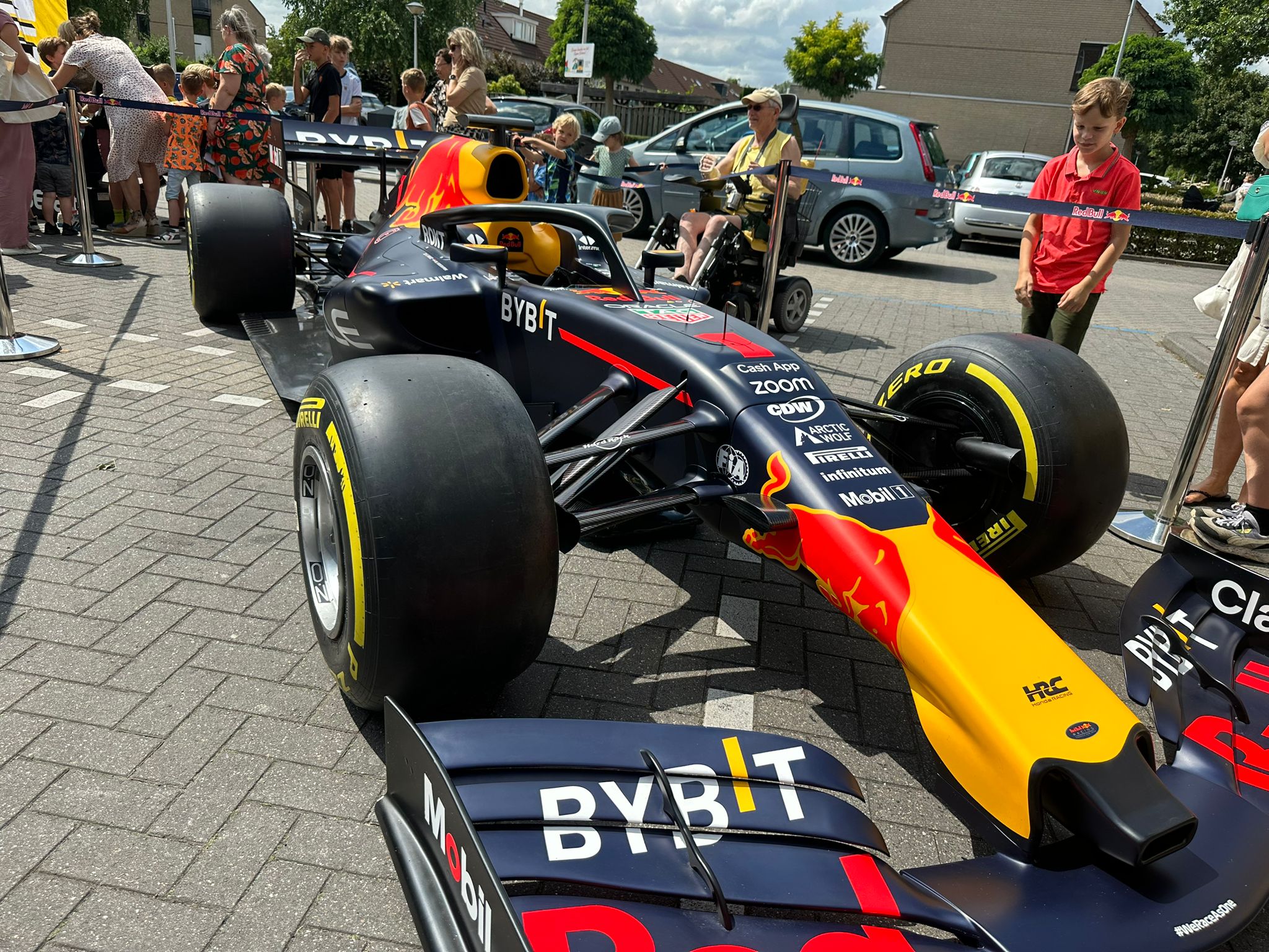 Formule 1-auto van Max Verstappen in Etten-Leur: 'Gaaf om eens te zien'