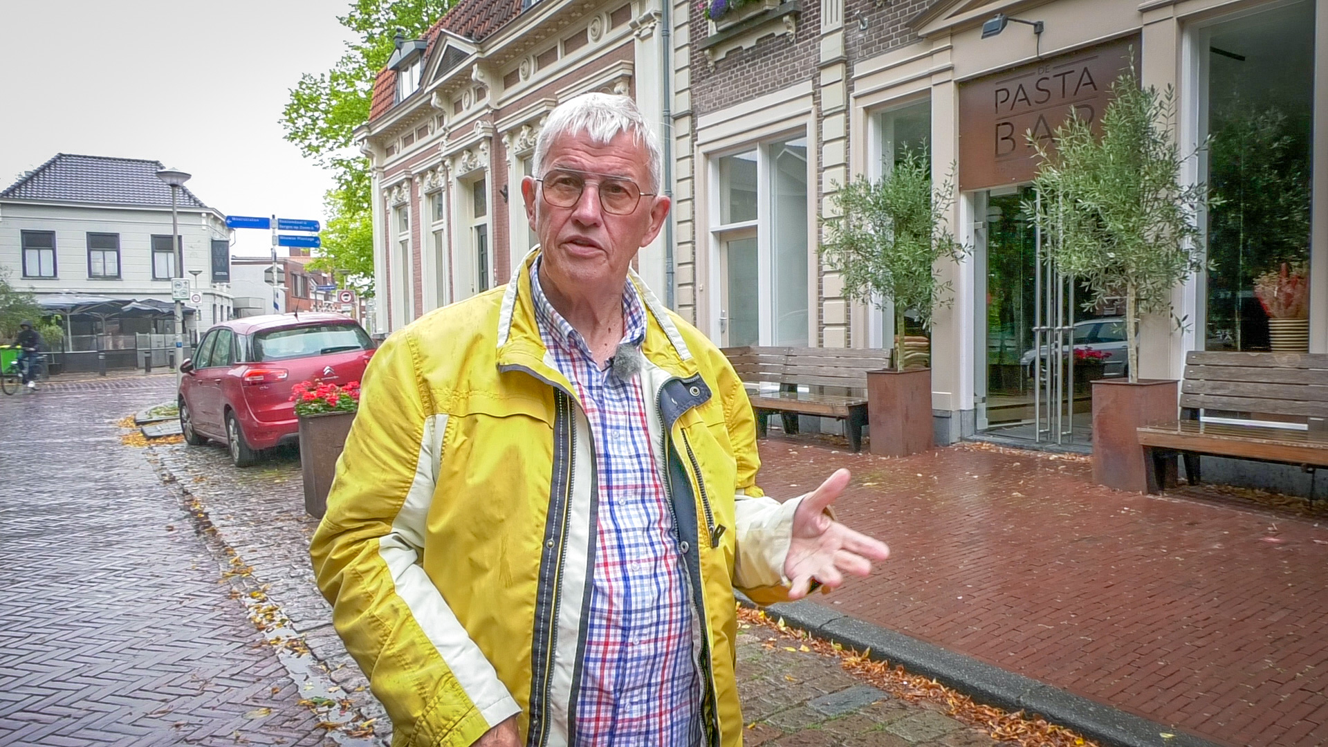 René Hermans (76) maakt verdwenen kruidenierswinkels weer zichtbaar met boekje
