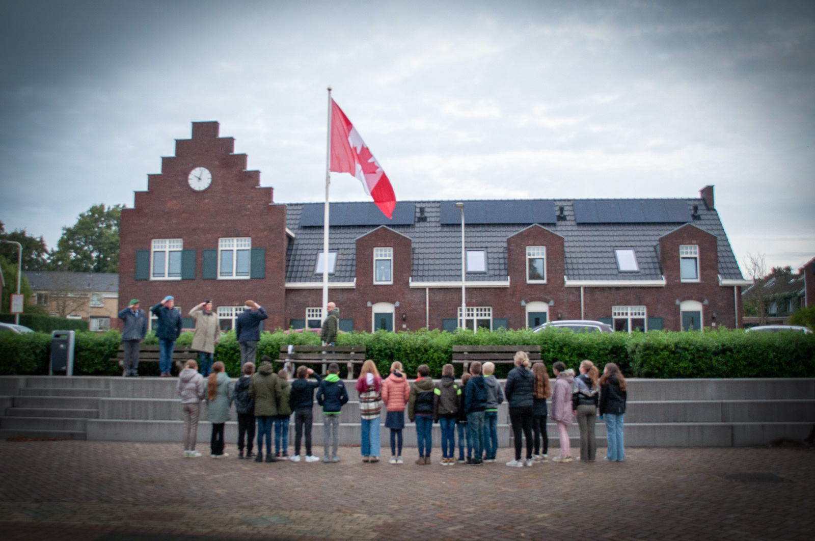 Het hijsen van de Canadese vlag in Woensdrecht | Foto: Jan Krijtenburg