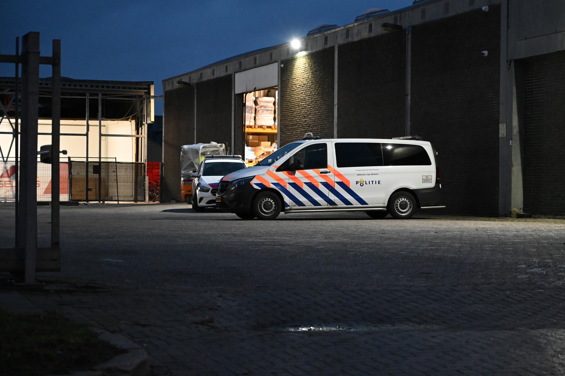 Bedrijfsongeval in Schotsbossenstraat in Roosendaal, meerdere politie-eenheden ter plaatse