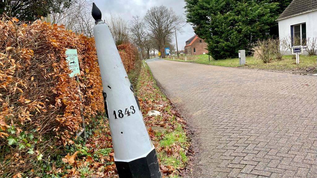 Scheve grenspaal in Huijbergen krijgt mogelijk een nieuwe plek
