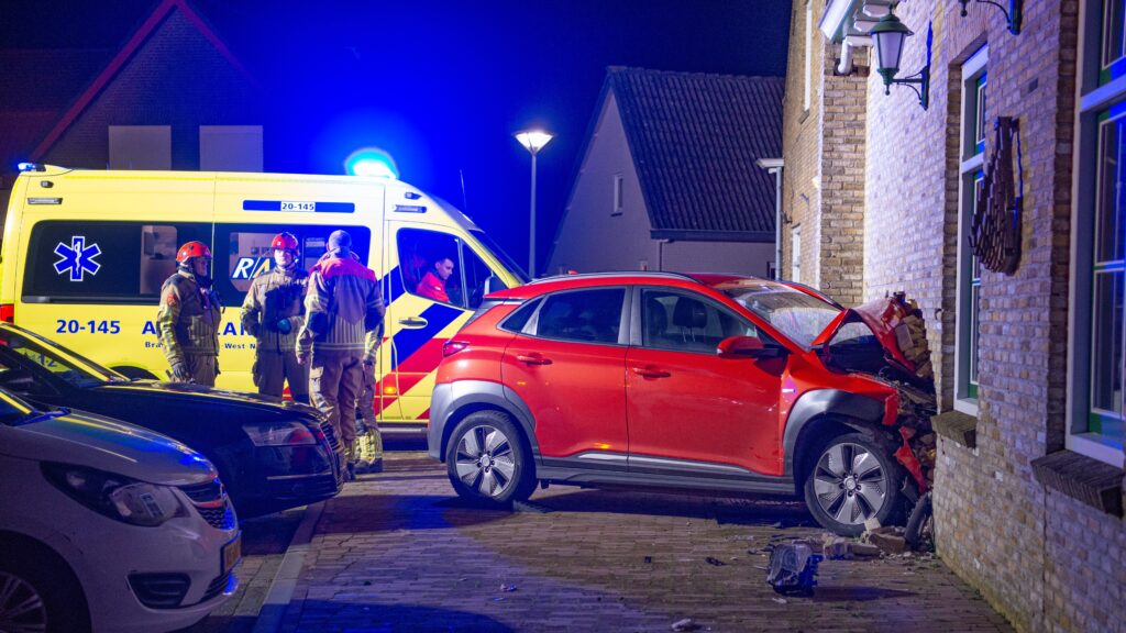 Automobilist gewond na tegen gevel café te zijn gereden
