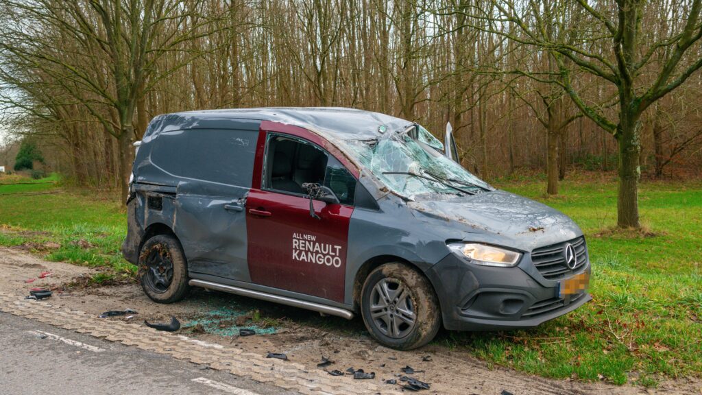 Auto en bestelbus tegen elkaar gebotst, één bestuurder waarschijnlijk onder invloed