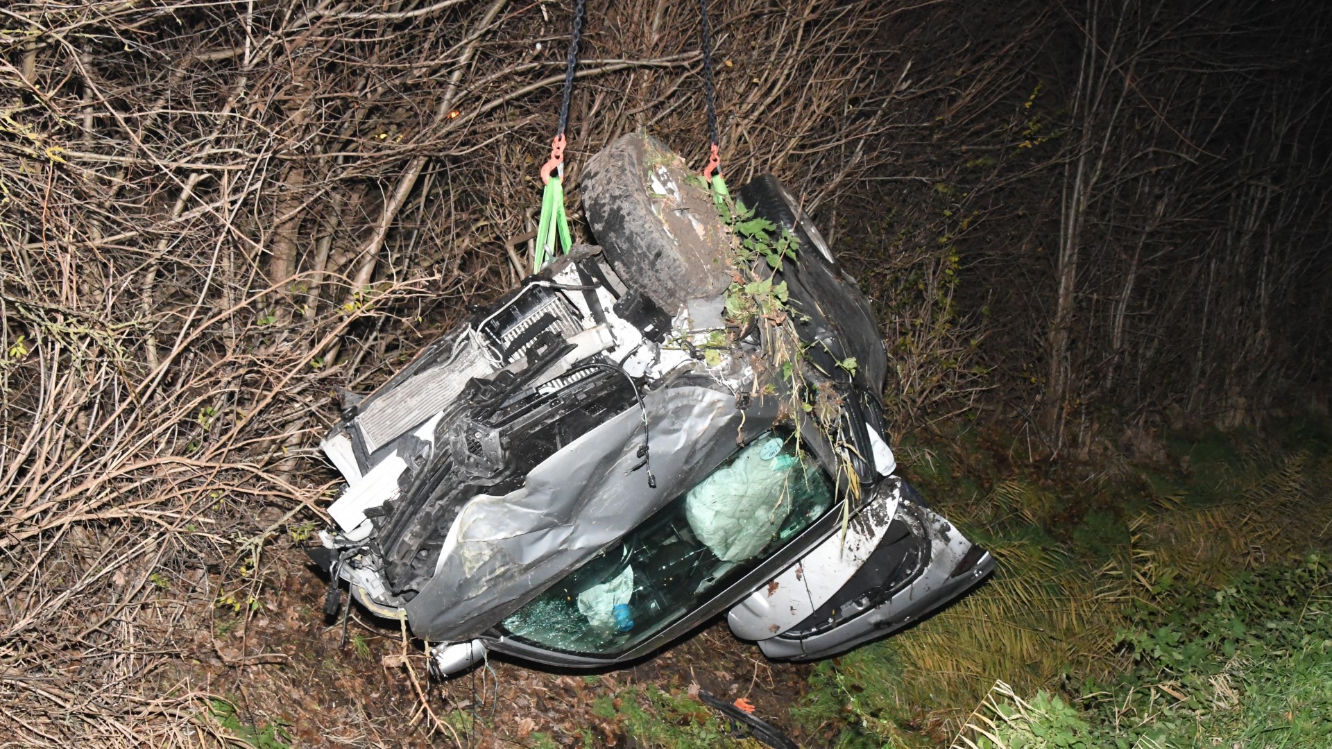 Auto rijdt van dijk en komt onderaan ondersteboven tot stilstand