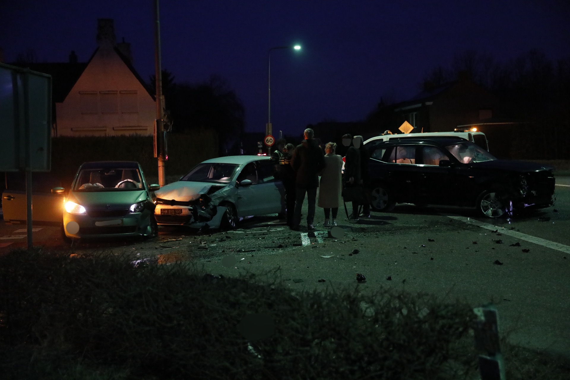 Drie auto’s botsen op kruising in Wouwse Plantage