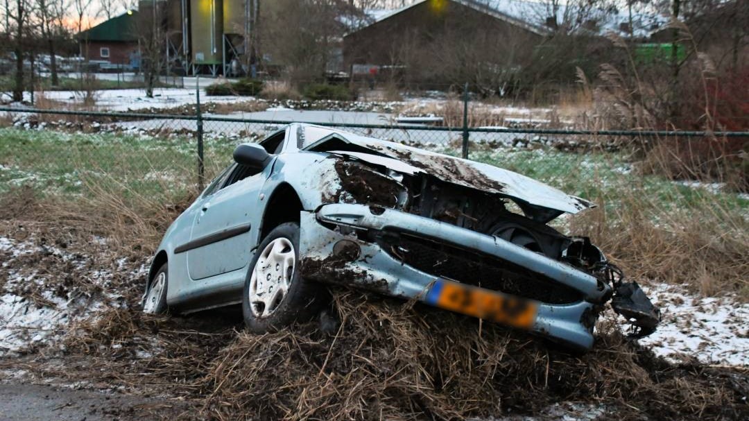 Auto belandt in sloot bij Poortvliet en raakt zwaar beschadigd