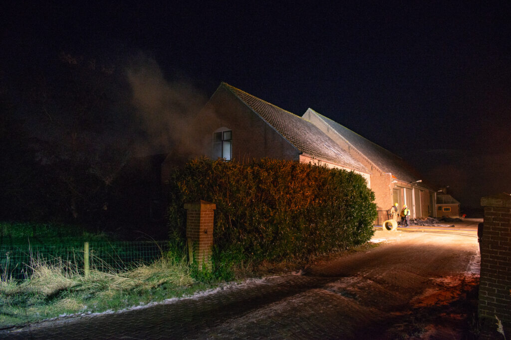 Brand in Poortvlietse woning, brandweer schaalt op naar middelbrand