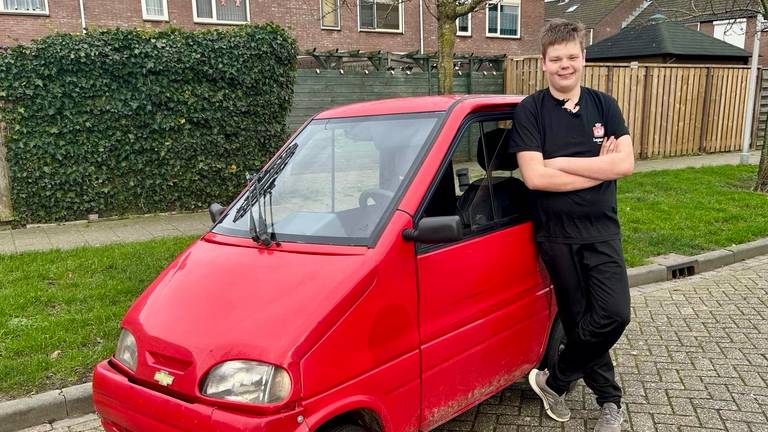 Jesse (16) uit Nieuw Vossemeer dolgelukkig met zijn eigen autootje: ‘Het is gelukt!’