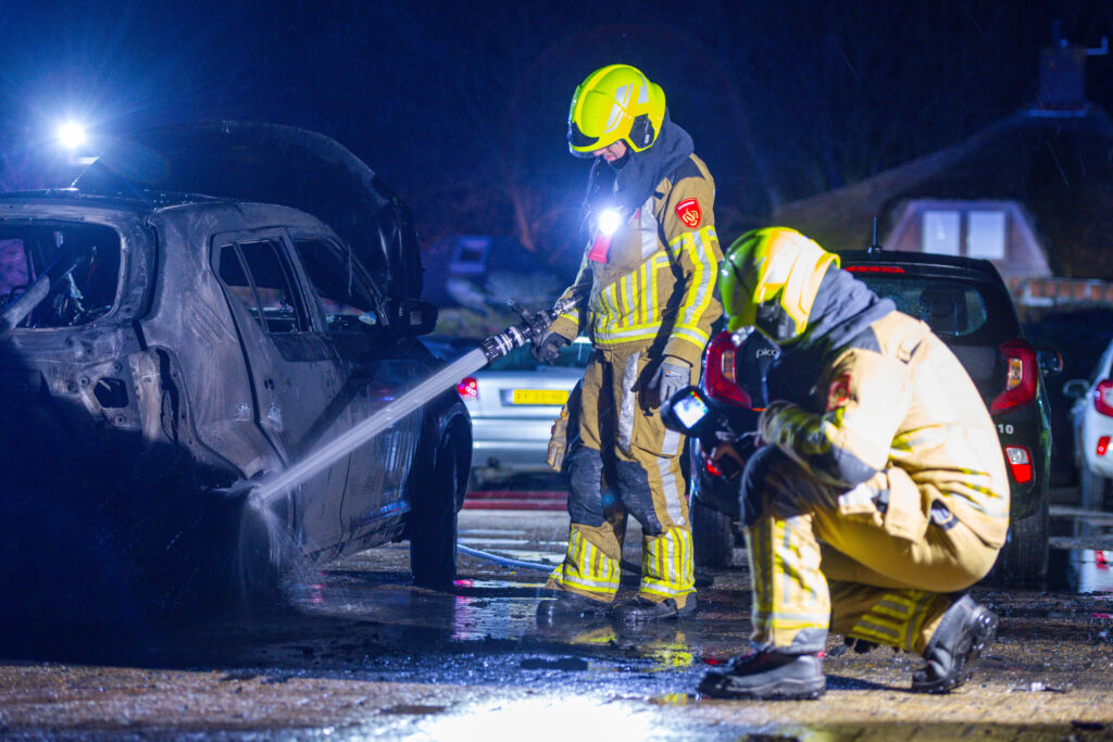 Twee auto’s in Brand in Nieuw-Vossemeer