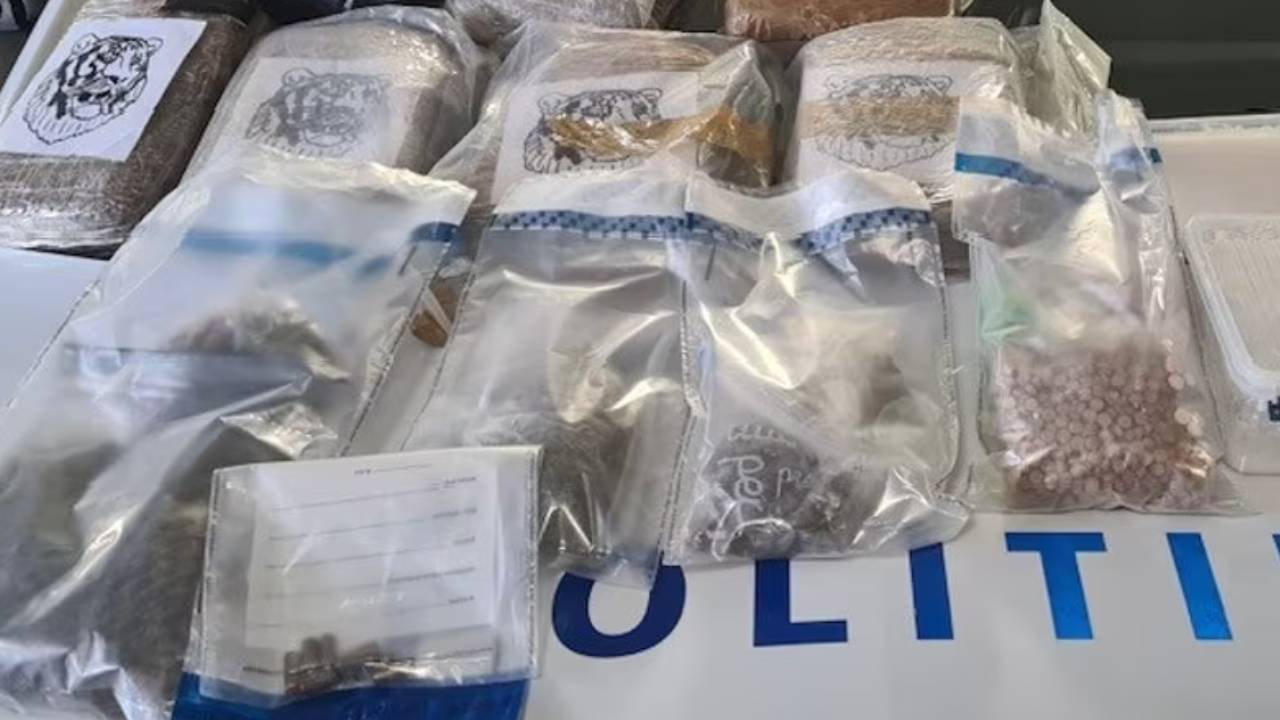 Politie vindt kilo’s drugs en vuurwapen bij inval in drie huizen in Sint Willebrord