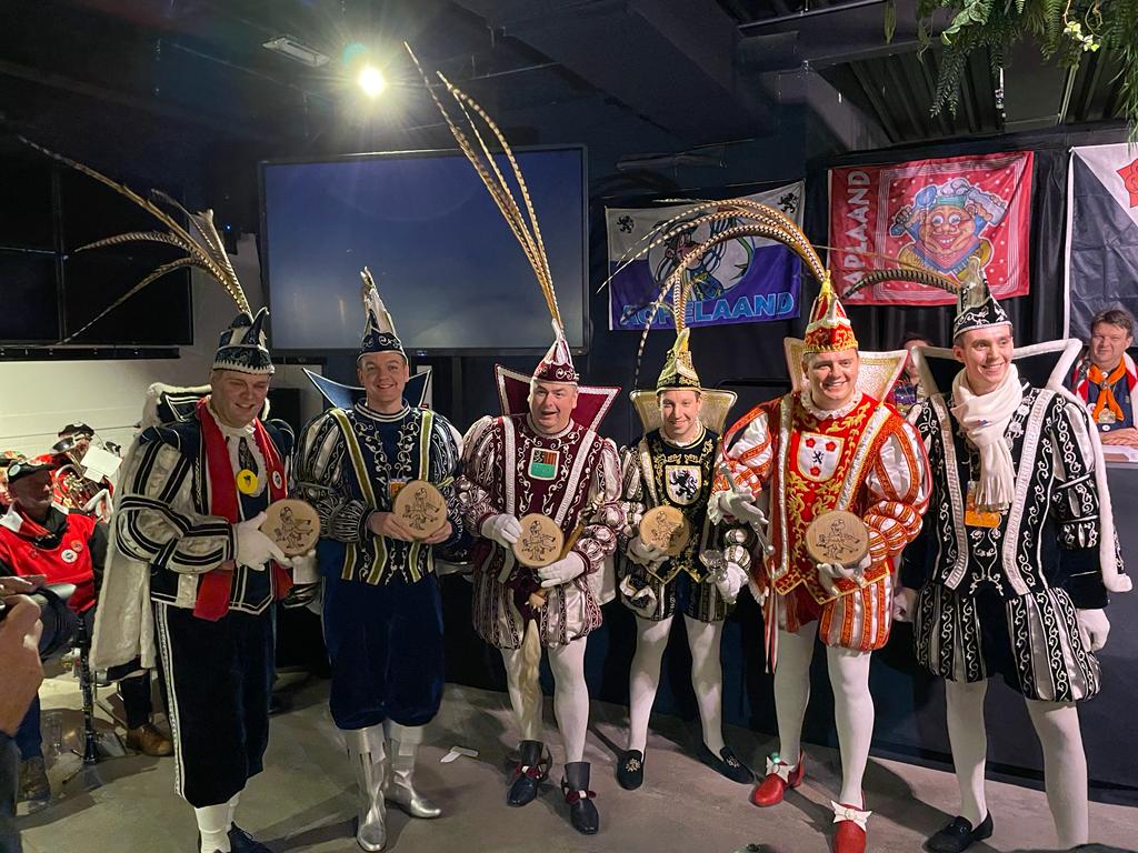 Zes prinsen gooien alles in de strijd om de sleutel van hun stad of dorp te verdienen