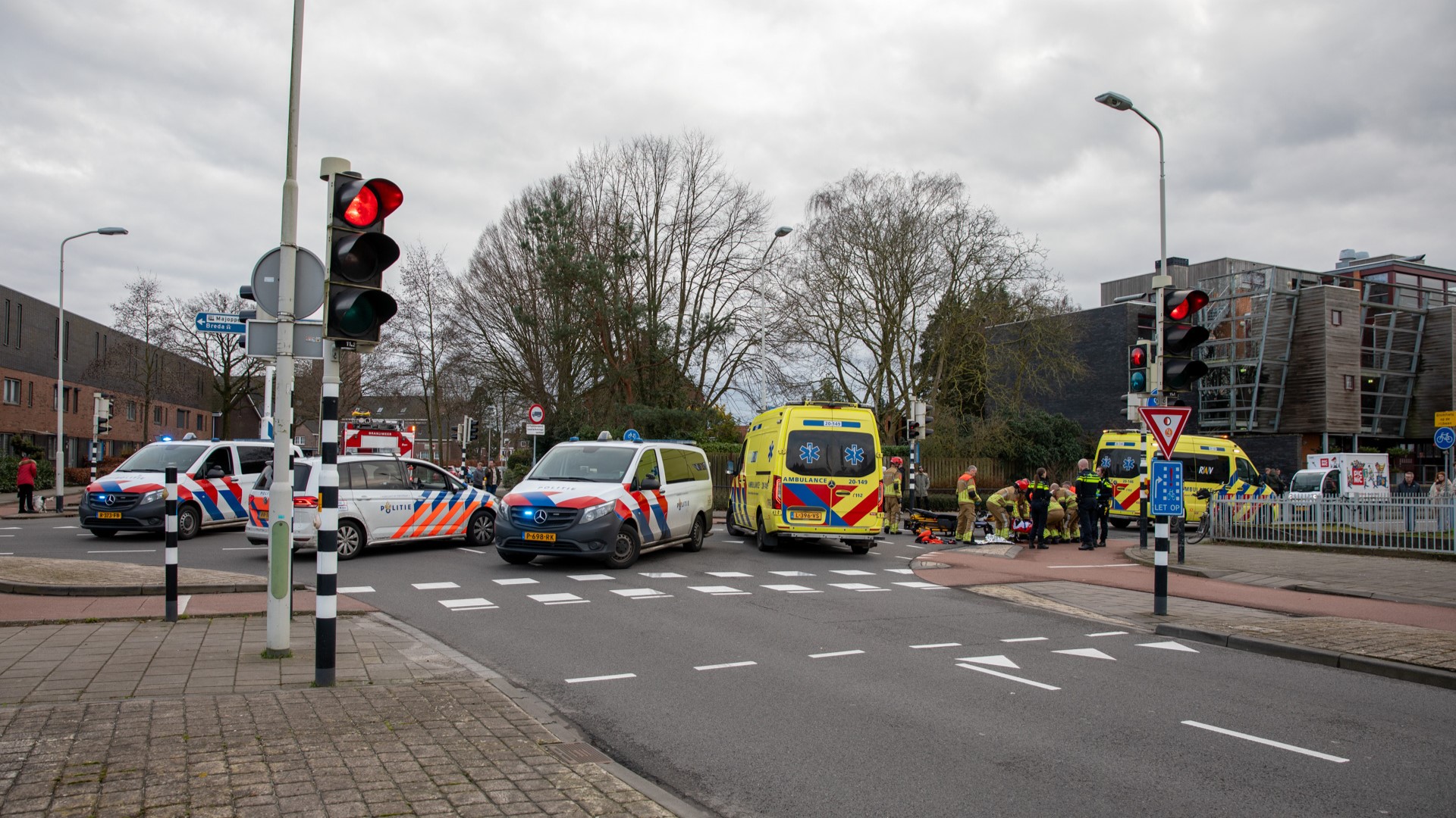 Zwaargewonde fietser na botsing met bedrijfsbus op Gastelseweg in Roosendaal